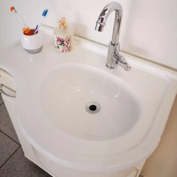 imagem do lavatório violão instalado.